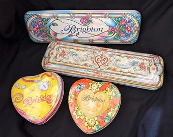 Set di scatole di latta da collezione Brighton / Lotto di 4 pezzi / Scatole per orologi a forma di cuore / Rose floreali / Girasoli / Porta regali