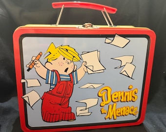 Scatola per il pranzo in latta vintage di Dennis the Menace / 1998 Hank Ketcham / Oggetto da collezione tratto da un fumetto classico / Manico rosso / Interno dorato pulito