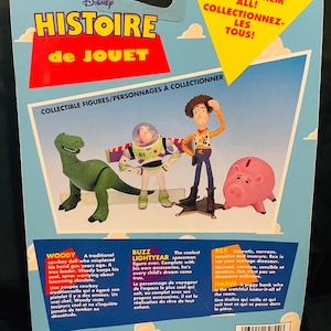 K&ouml;nnte beinhalten: Eine farbenfrohe Karte mit den Figuren Woody, Buzz Lightyear, Rex und Hamm aus dem Disney Pixar Film Toy Story. Die Karte ist blau und gelb mit dem Text "Disney Histoire de Jouet" und "Collect Them All! Collectionnez-Les Tous!" Die Figuren sind in ihren charakteristischen Posen und Farben dargestellt.