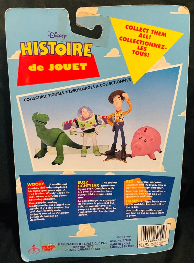 K&ouml;nnte beinhalten: Eine farbenfrohe Karte mit den Figuren Woody, Buzz Lightyear, Rex und Hamm aus dem Disney Pixar Film Toy Story. Die Karte ist blau und gelb mit dem Text "Disney Histoire de Jouet" und "Collect Them All! Collectionnez-Les Tous!" Die Figuren sind in ihren charakteristischen Posen und Farben dargestellt.