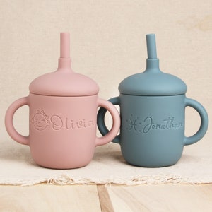 Gobelet en silicone avec paille avec nom personnalisé pour bébé, gobelet d'entraînement personnalisé gravé anti-renversement pour tout-petit, 5 oz