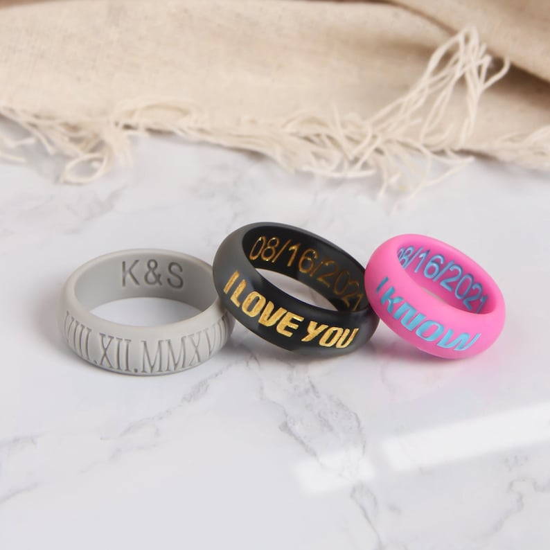 Personalized Silicone Ring for Men & Women with Custom Wooden Ring Box, 8mm Width Engraved Couple Wedding Bands imagem 1