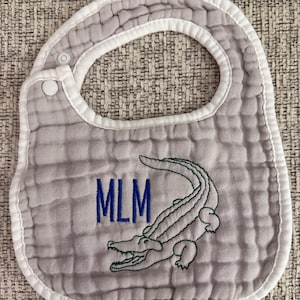 Babero bordado para bebé - Cocodrilo con monograma de tres letras I Baberos para bebé I Babero con monograma para bebé I Babero para recién nacido I Baberos personalizados