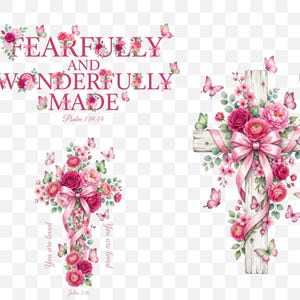 Puede incluir: Dise&ntilde;o de acuarela con una cruz de madera adornada con rosas rosas, peon&iacute;as y una cinta rosa. Tambi&eacute;n hay mariposas y el texto "FEARFULLY AND WONDERFULLY MADE". El dise&ntilde;o incluye los vers&iacute;culos b&iacute;blicos Salmo 139:14 y Juan 3:16.