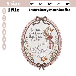 Puede incluir: Un diseño de bordado a máquina en un marco ovalado con borde festoneado y lazos. Un ganso blanco lleva un gorro floral y una cinta rosa. El texto dice Be still and know that I am God con un corazón. Tamaños 4, 5, 6, 7, 8 pulgadas.