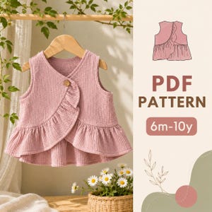 Puede incluir: Una blusa sin mangas de color rosa polvoriento con tela texturizada, que presenta un frente cruzado, un cierre de un solo botón de madera y un dobladillo con volantes. La imagen incluye el texto PDF PATTERN y 6m-10y, junto a un dibujo lineal.