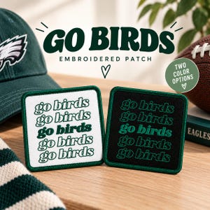Könnte beinhalten: Zwei quadratische gestickte Aufnäher mit dem fünfmal untereinander wiederholten Text "go birds". Ein Aufnäher hat einen weißen Hintergrund mit dunkelgrünem Text, der andere einen schwarzen Hintergrund mit dunkelgrünem Text. Beide haben grüne Ränder.