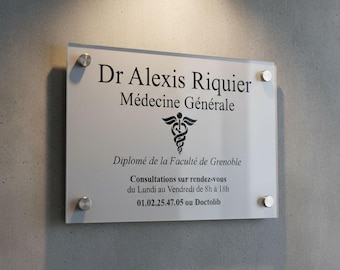 Plaque professionnelle personnalisée plexiglass argenté 30x20 cm – Gravure noire – Plaque entreprise extérieure – Motif métier au choix