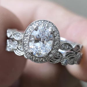 1.25 Ct Oval Moissanit Ring, Art Deco Brautschmuck Set, Ovaler Halo Verlobungsring, Zierliche Brautring Set, Blatt & Rebe Vintage Ehering.