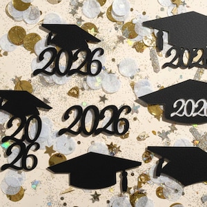 Puede incluir: Recortes negros de birretes y el número "2026", dispersos entre confeti dorado y plateado. El texto "SVG, PNG, EPS, DXF, PDF" está en el lado izquierdo. Ideal para manualidades y decoraciones con temática de graduación.