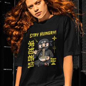 Koszulka Ninja Eating Ramen | Ilustracja z japońskim makaronem Stay Hungry