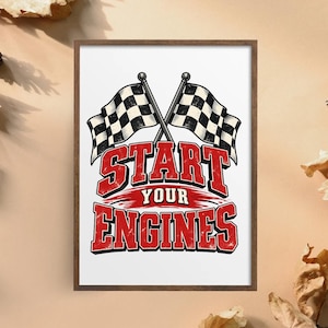 Puede incluir: Una impresión rectangular enmarcada que presenta dos banderas de carreras a cuadros blancos y negros cruzadas en la parte superior. Debajo, el texto START YOUR ENGINES está impreso en letras rojas desgastadas con borde blanco sobre fondo.