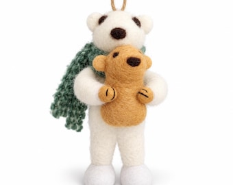 Può includere: Un ornamento in feltro a forma di orso polare bianco con naso e occhi marrone scuro, che indossa una sciarpa verde salvia testurizzata. L'orso tiene tra le braccia una figura di orso più piccola color marrone chiaro. Un filo marrone è fissato in cima.