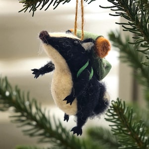 Felt Hiking Badger Ornament, Woodland Christmas Decoration, Badger with Rucksack, Walker Gift, Hiking Gift, Rustic Tree Decoration
