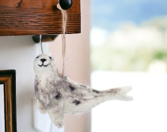 Décoration suspendue de phoque gris en feutre fabriquée à la main - Idée cadeau unique - 11 cm de long - Accent de maison inspiré de la nature - Figurine animale Sealife en feutre