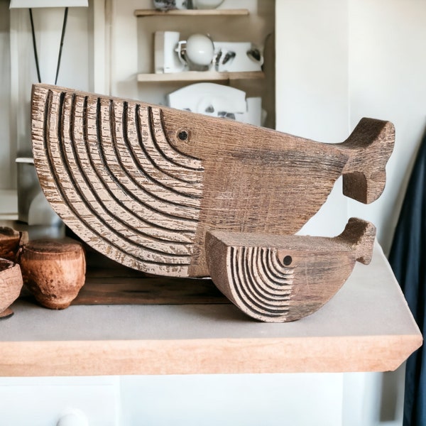 Baleines en bois sculptées / Lot de 2 / Décoration côtière rustique / Ensemble mère et bébé baleine / Cadeau attentionné / Accent de style côtier / Décoration baleine