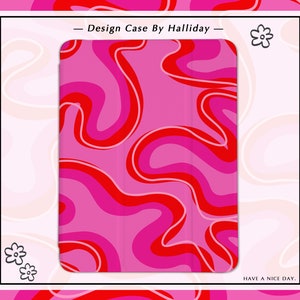 Puede incluir: Una funda de teléfono rosa y roja con un diseño abstracto ondulado. El texto "Design Case By Halliday" está en la parte superior de la funda. El texto "Have a nice day." está en la parte inferior de la funda.
