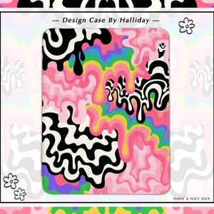 Op de afbeelding: Een kleurrijke telefoonhoes met een druppelend, abstract ontwerp in zwart, wit, roze, geel, groen en blauw. De tekst "Design Case By Halliday" staat bovenaan de hoes en "HAVE A NICE DAY." staat onderaan.