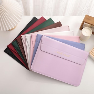 Könnte beinhalten: Rustikales Holzschild mit dem Text "Welcome to our home" in weißer Schrift. Das Schild hat eine Used-Optik und ein schlichtes, einladendes Design, perfekt für eine Veranda oder einen Eingangsbereich.