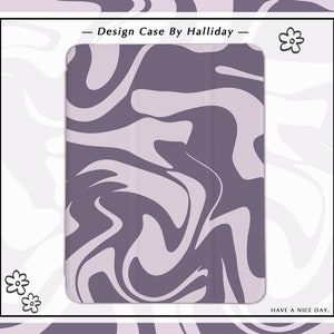 Può includere: Un mockup di custodia per telefono con un design a marmi viola e bianchi. La custodia è in una cornice bianca con un disegno di fiore nell'angolo. Il testo "Design Case By Halliday" è in cima alla cornice. Il testo "Have a nice day." è in fondo alla cornice.