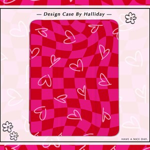 Puede incluir: Un diseño de funda para teléfono con un patrón de cuadros rojos y rosas y corazones blancos. El texto "Design Case By Halliday" y "HAVE A NICE DAY." están en la parte superior e inferior del diseño.