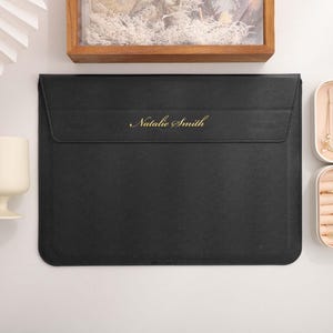 Benutzerdefinierte Laptoptasche mit Magnetverschluss, personalisierte Leder-Laptoptasche, benutzerdefinierte schwarze Textur-Laptophülle, Geschenk für Sie