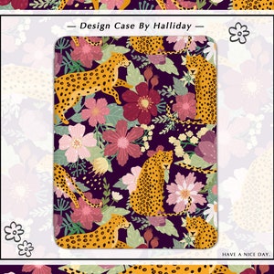 Può includere: Un design per custodia del telefono con un motivo ripetitivo di leopardi e fiori su uno sfondo viola scuro. Il design include fiori rosa, rossi, gialli e verdi. Il testo "Design Case By Halliday" e "HAVE A NICE DAY." sono anche inclusi nel design.