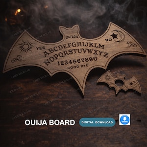 Pode incluir: Uma tábua Ouija de madeira em forma de morcego, com letras, números e símbolos gravados. A tábua inclui as palavras "Ouija", "Yes", "No" e "Good Bye". Uma planchette menor em forma de morcego também está incluída. O texto "OUIJA BOARD" está na parte inferior.