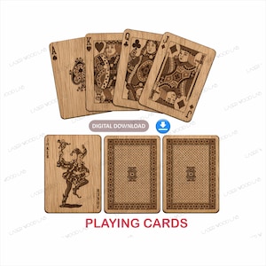 Op de afbeelding: Houten speelkaarten met gedetailleerde lasergesneden ontwerpen. De afbeelding toont de Aas, Koning, Vrouw en Boer van een kleur, samen met een jokerkaart en de achterkanten van de kaarten. De tekst "PLAYING CARDS" staat onderaan.