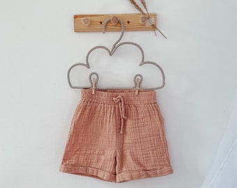 Cintres personnalisés en macramé pour portant à vêtements montessori. Cintre pour robe de bébé. Cintre décoratif