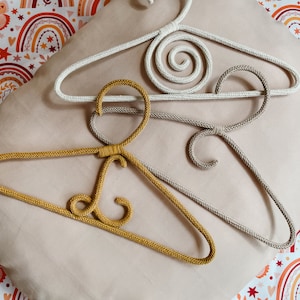 Juego de perchas para ropa de bebé. Perchas personalizadas para baby shower en colores neutros.