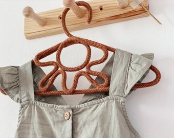 Appendini personalizzati per l'arredamento della cameretta dei bambini. Appendini per la cameretta dei vestiti del bambino. Regalo per battesimo o decorazioni per baby shower.