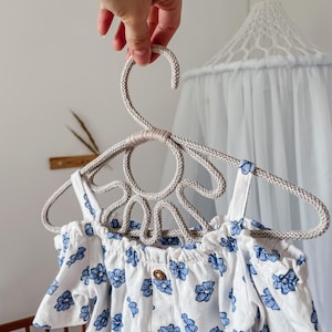 Gepersonaliseerde hangers voor kledingrek. Opberger voor kleerhanger babykleding. Decoratieve kleerhanger