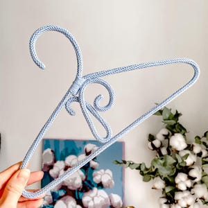 Cintres personnalisés pour la décoration de la chambre de bébé. Cintres pour vêtements de bébé. Cadeau de baptême ou décoration de baby shower.