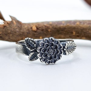 Ring with flower and leaves made of fine silver, handmade, unique, beautiful, elegant, plants, nature, blossom, floral, summer, sun, love