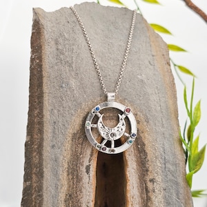 Mondsichel Anhänger Silber 960, Medaillon mit Opal und Resin, handgemachtes Halbmond Amulett, Boho Statement Kette, Mondgöttin Schmuck