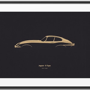Puede incluir: Una silueta dorada de un coche Jaguar E-Type sobre un fondo negro. El texto "Jaguar - E-Type 1961-1968" está debajo del coche.