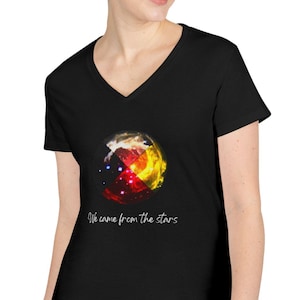 メディシンホイール レディース Vネック Tシャツ：ネイティブアメリカン スピリチュアル Tシャツ