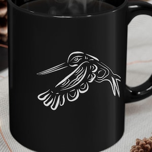 Native Art Kolibri 11 Unzen schwarze Tasse USA Vogel Indigenen First Nation Design weißer Vogel Flug Geist Indianer Western Küsten
