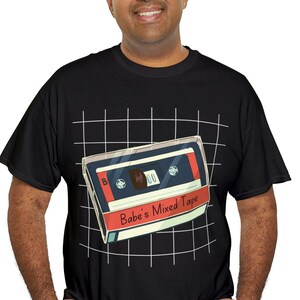 Camiseta de algodão pesado unissex Babe's Mixed Tape EUA