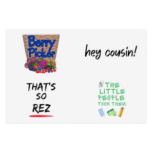 Może przedstawiać: Naklejka z koszykiem jagód i tekstem "Berry Picker" i "That's So Rez". Inna naklejka mówi "hey cousin!" i "THE LITTLE PEOPLE TOOK THEM".