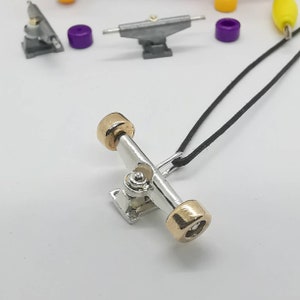 SKATEBOARD – kleiner Skateboard-Achsenanhänger aus 925er Silber und Bronze – handgefertigt – Design von Lamu Tanya Gioielli – hergestellt in Italien (New York)