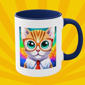 Può includere: Tazza in ceramica bianca con bordo e manico blu. La tazza presenta un'illustrazione di un gatto dei cartoni animati con occhiali e cravatta rossa su uno sfondo colorato.