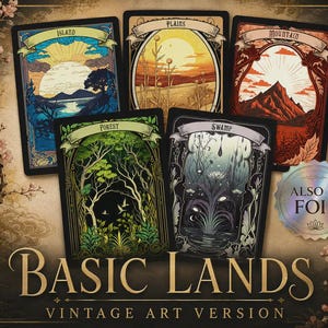 Op de afbeelding: Vijf rechthoekige spelkaarten met de labels Island, Plains, Mountain, Forest en Swamp, voorzien van gedetailleerde landschapsillustraties in verschillende kleurenpaletten. Een ronde sticker rechtsonder vermeldt Also in Foil. De tekst luidt Basic Lands.