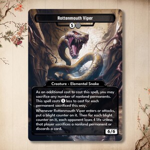Puede incluir: Una carta de juego de fantasía que representa una serpiente verde y amarilla con una boca roja sobre un fondo negro. La carta se titula "Rottenmouth Viper" y tiene un coste de maná de 5. El texto de la carta dice: "Como coste adicional para lanzar este hechizo, puedes sacrificar cualquier número de permanentes no tierra. Este hechizo cuesta 1 menos para lanzar por cada permanente no tierra sacrificado de esta manera. Siempre que Rottenmouth Viper entre en juego o ataque, pon un contador de marchitamiento sobre él. Luego, por cada contador de marchitamiento sobre él, cada oponente pierde 4 vidas a menos que ese jugador sacrifique un permanente no tierra o descarte una carta." La carta tiene una fuerza de 6 y una resistencia de 6.