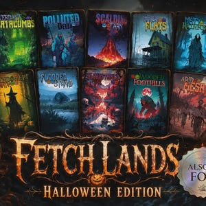 Può includere: Una collezione di dieci carte rettangolari intitolate Fetch Lands Halloween Edition, con illustrazioni dark fantasy di paesaggi come Verdant Catacombs e Scalding Tarn. Il testo include il titolo e Also in Foil su un badge circolare.