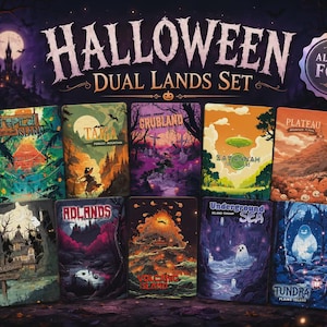 Puede incluir: Un conjunto de cartas Halloween Dual Lands con diez tarjetas rectangulares e ilustraciones espeluznantes. El texto dice Halloween Dual Lands Set y Also in Foil. Cada carta representa un paisaje único, incluyendo Tropical Island, Taiga, Scrubland, Savannah, Plateau, Bayou, Badlands, Volcanic Island, Underground Sea y Tundra.
