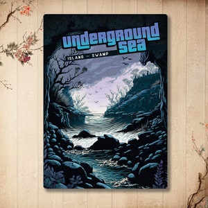 以下が含まれることがあります： 「UNDERGROUND SEA」および「ISLAND - SWAMP」というテキストが上部に記された、暗く様式化された風景イラストの長方形のウォールアートプリント。岩の多い川が洞窟のような場所を流れる様子が描かれています。