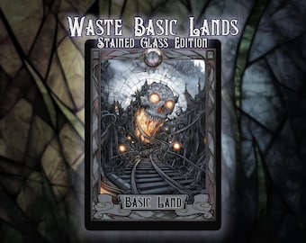 Könnte beinhalten: Eine Schwarzweißillustration eines Skelettwesens mit leuchtenden Augen vor dem Hintergrund einer dunklen, industriellen Landschaft. Das Bild ist im Stil eines Buntglasfensters mit schwarzem Rahmen und dem Text "Waste Basic Lands Stained Glass Edition" und "Basic Land" in Weiß gerahmt.