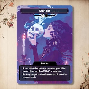 Op de afbeelding: Een paarse en blauwe magische kaart met een vrouw die een schedel en een kaars vasthoudt. De kaart heeft de titel "Snuff Out" en heeft een manakost van 3. De tekst op de kaart luidt: "Direct. Als je een Moeras controleert, mag je 4 levens betalen in plaats van de manakosten van Snuff Out te betalen. Vernietig een doelwit niet-zwart schepsel. Het kan niet worden geregenereerd."